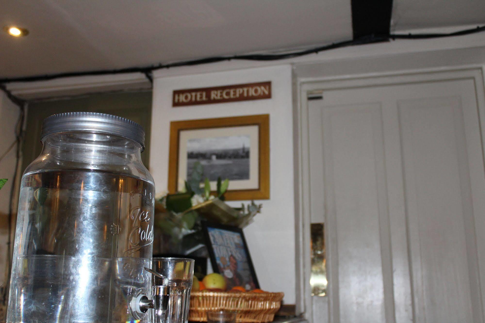 Whyte Harte Hotel Redhill  Kültér fotó